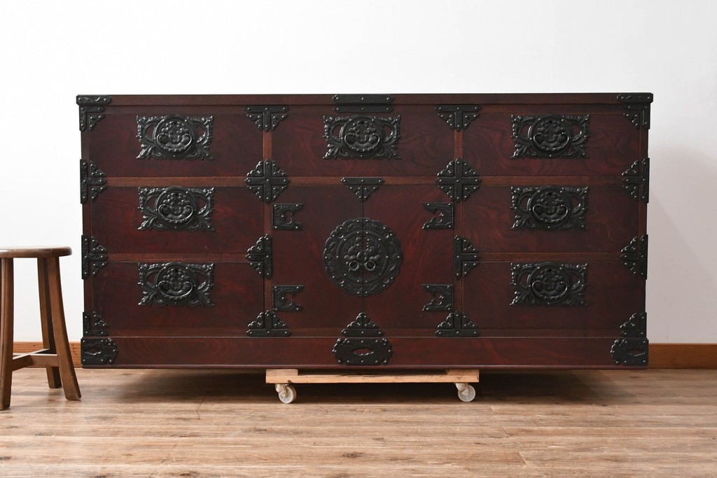 中古　岩谷堂箪笥　桜木作　伝統的な金具細工が映えるローチェスト　(R-086007)