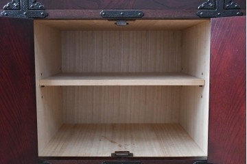 中古　岩谷堂箪笥　桜木作　伝統的な金具細工が映えるローチェスト　(R-086007)