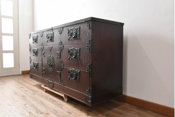 中古　岩谷堂箪笥　桜木作　伝統的な金具細工が映えるローチェスト　(R-086007)