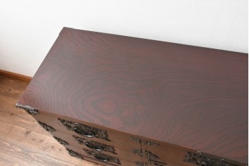 中古　岩谷堂箪笥　桜木作　伝統的な金具細工が映えるローチェスト　(R-086007)