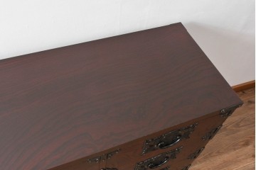 中古　岩谷堂箪笥　桜木作　伝統的な金具細工が映えるローチェスト　(R-086007)