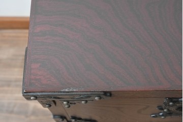 中古　岩谷堂箪笥　桜木作　伝統的な金具細工が映えるローチェスト　(R-086007)