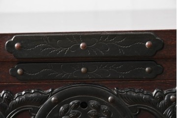 中古　岩谷堂箪笥　桜木作　伝統的な金具細工が映えるローチェスト　(R-086007)