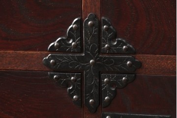 中古　岩谷堂箪笥　桜木作　伝統的な金具細工が映えるローチェスト　(R-086007)