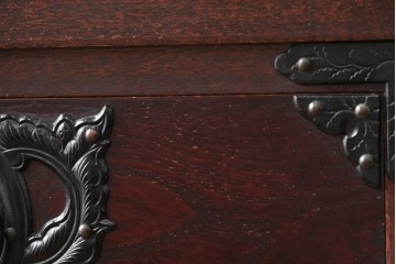 中古　岩谷堂箪笥　桜木作　伝統的な金具細工が映えるローチェスト　(R-086007)