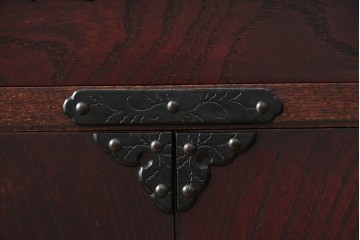 中古　岩谷堂箪笥　桜木作　伝統的な金具細工が映えるローチェスト　(R-086007)