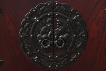 中古　岩谷堂箪笥　桜木作　伝統的な金具細工が映えるローチェスト　(R-086007)