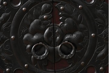 中古　岩谷堂箪笥　桜木作　伝統的な金具細工が映えるローチェスト　(R-086007)