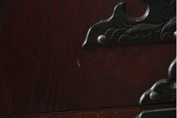 中古　岩谷堂箪笥　桜木作　伝統的な金具細工が映えるローチェスト　(R-086007)