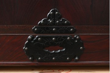 中古　岩谷堂箪笥　桜木作　伝統的な金具細工が映えるローチェスト　(R-086007)