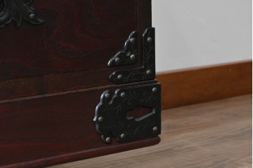 中古　岩谷堂箪笥　桜木作　伝統的な金具細工が映えるローチェスト　(R-086007)