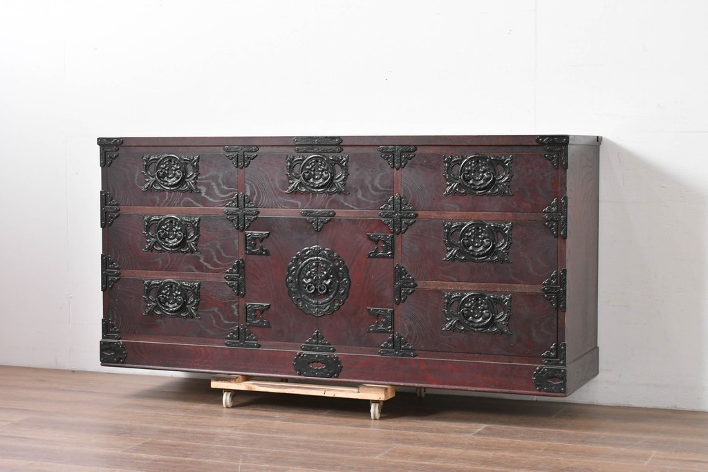 中古　岩谷堂箪笥　桜木作　伝統的な金具細工が映えるローチェスト　(R-086007)