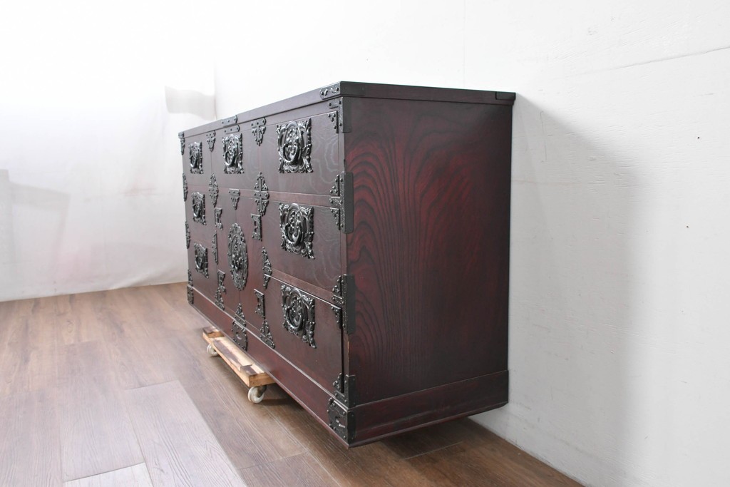 中古　岩谷堂箪笥　桜木作　伝統的な金具細工が映えるローチェスト　(R-086007)