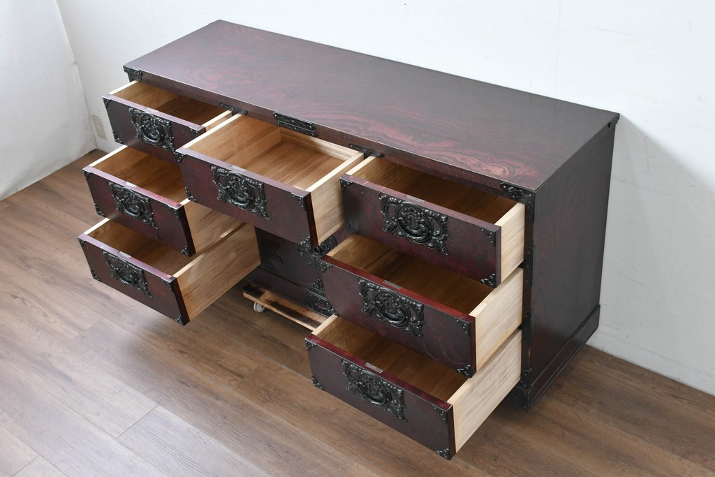 中古　岩谷堂箪笥　桜木作　伝統的な金具細工が映えるローチェスト　(R-086007)