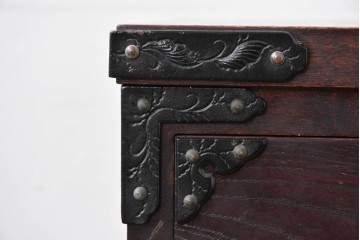 中古　岩谷堂箪笥　桜木作　伝統的な金具細工が映えるローチェスト　(R-086007)