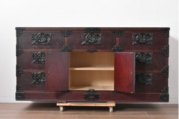 中古　岩谷堂箪笥　桜木作　伝統的な金具細工が映えるローチェスト　(R-086007)