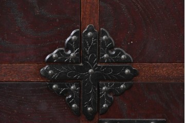 中古　岩谷堂箪笥　桜木作　伝統的な金具細工が映えるローチェスト　(R-086007)