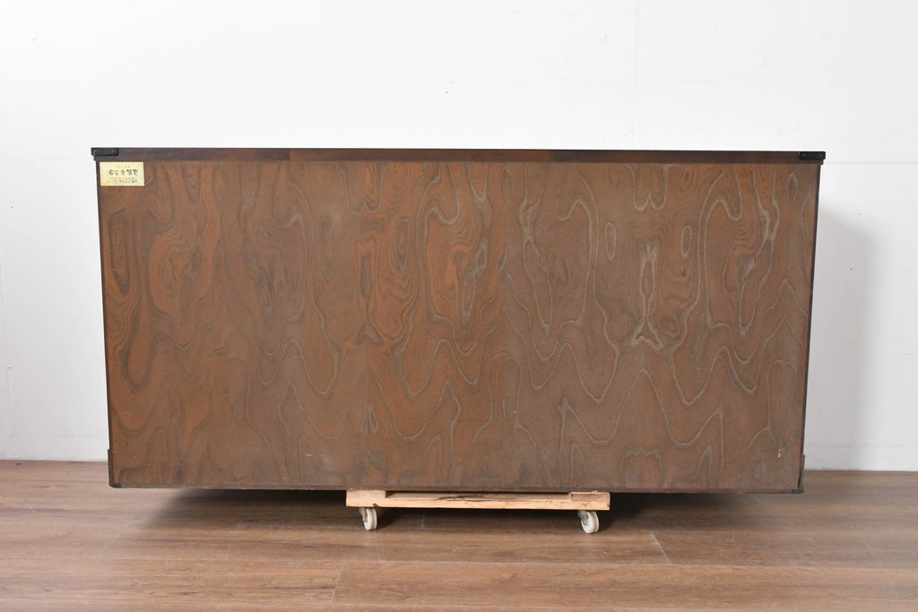 中古　岩谷堂箪笥　桜木作　伝統的な金具細工が映えるローチェスト　(R-086007)