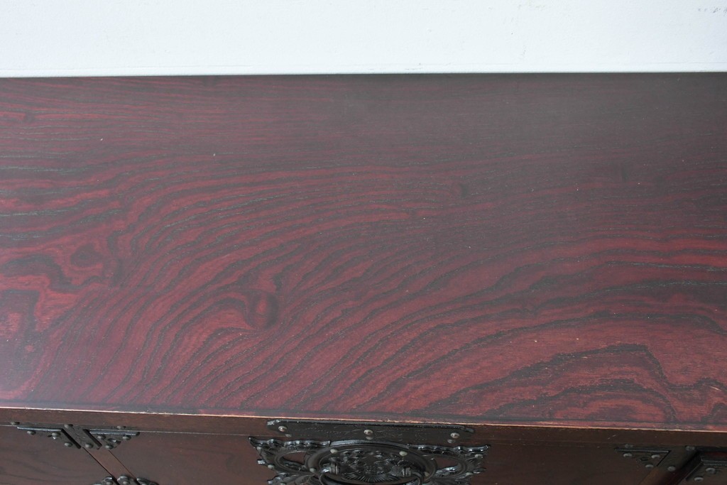 中古　岩谷堂箪笥　桜木作　伝統的な金具細工が映えるローチェスト　(R-086007)