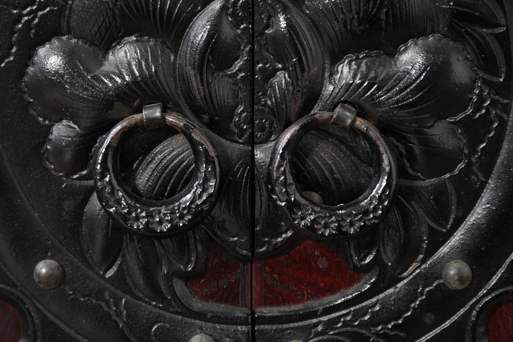 中古　岩谷堂箪笥　桜木作　伝統的な金具細工が映えるローチェスト　(R-086007)