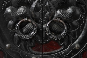 中古　岩谷堂箪笥　桜木作　伝統的な金具細工が映えるローチェスト　(R-086007)