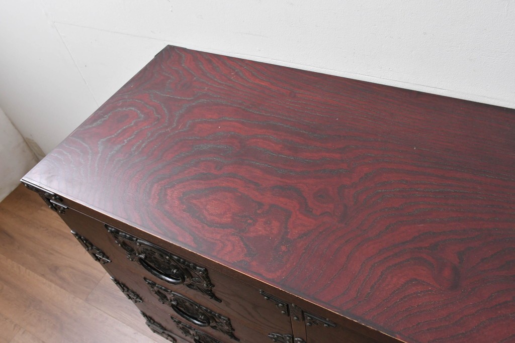 中古　岩谷堂箪笥　桜木作　伝統的な金具細工が映えるローチェスト　(R-086007)