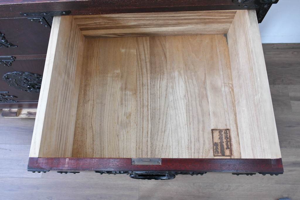 中古　岩谷堂箪笥　桜木作　伝統的な金具細工が映えるローチェスト　(R-086007)