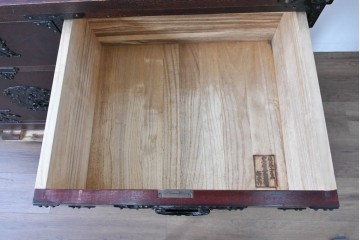 中古　岩谷堂箪笥　桜木作　伝統的な金具細工が映えるローチェスト　(R-086007)