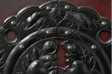 中古　岩谷堂箪笥　桜木作　伝統的な金具細工が映えるローチェスト　(R-086007)