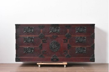 中古　岩谷堂箪笥　桜木作　伝統的な金具細工が映えるローチェスト　(R-086007)