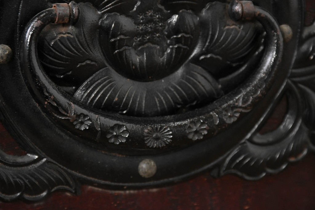 中古　岩谷堂箪笥　桜木作　伝統的な金具細工が映えるローチェスト　(R-086007)