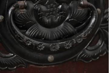 中古　岩谷堂箪笥　桜木作　伝統的な金具細工が映えるローチェスト　(R-086007)