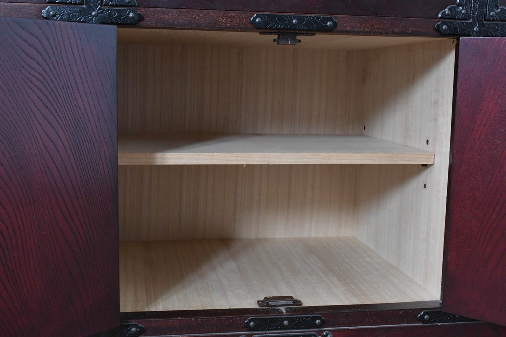 中古　岩谷堂箪笥　桜木作　伝統的な金具細工が映えるローチェスト　(R-086007)