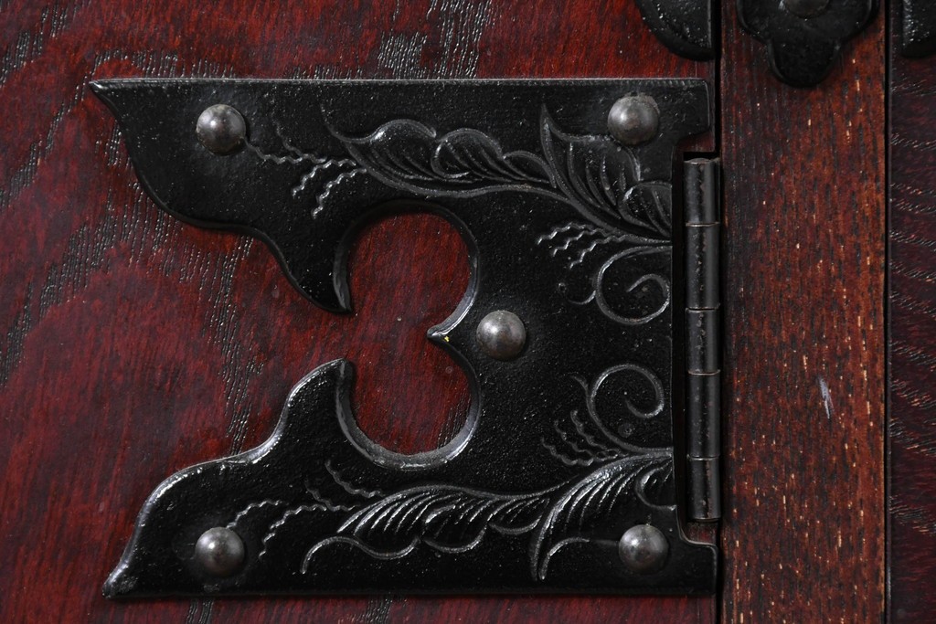 中古　岩谷堂箪笥　桜木作　伝統的な金具細工が映えるローチェスト　(R-086007)