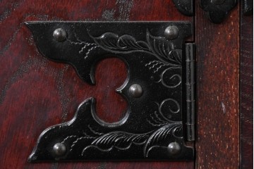 中古　岩谷堂箪笥　桜木作　伝統的な金具細工が映えるローチェスト　(R-086007)