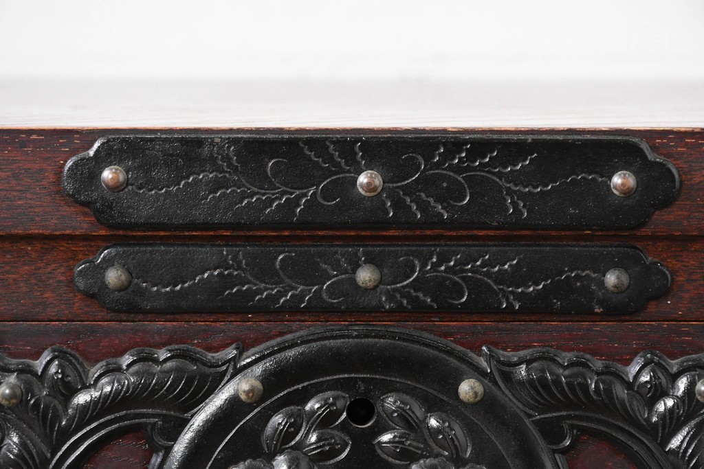 中古　岩谷堂箪笥　桜木作　伝統的な金具細工が映えるローチェスト　(R-086007)