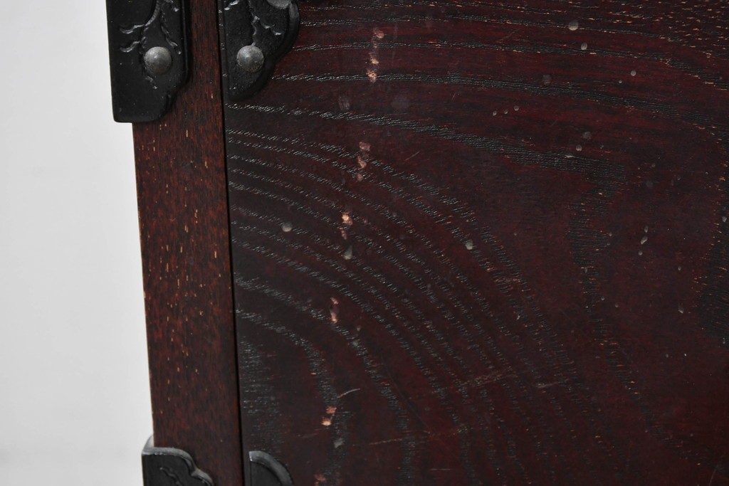 中古　岩谷堂箪笥　桜木作　伝統的な金具細工が映えるローチェスト　(R-086007)