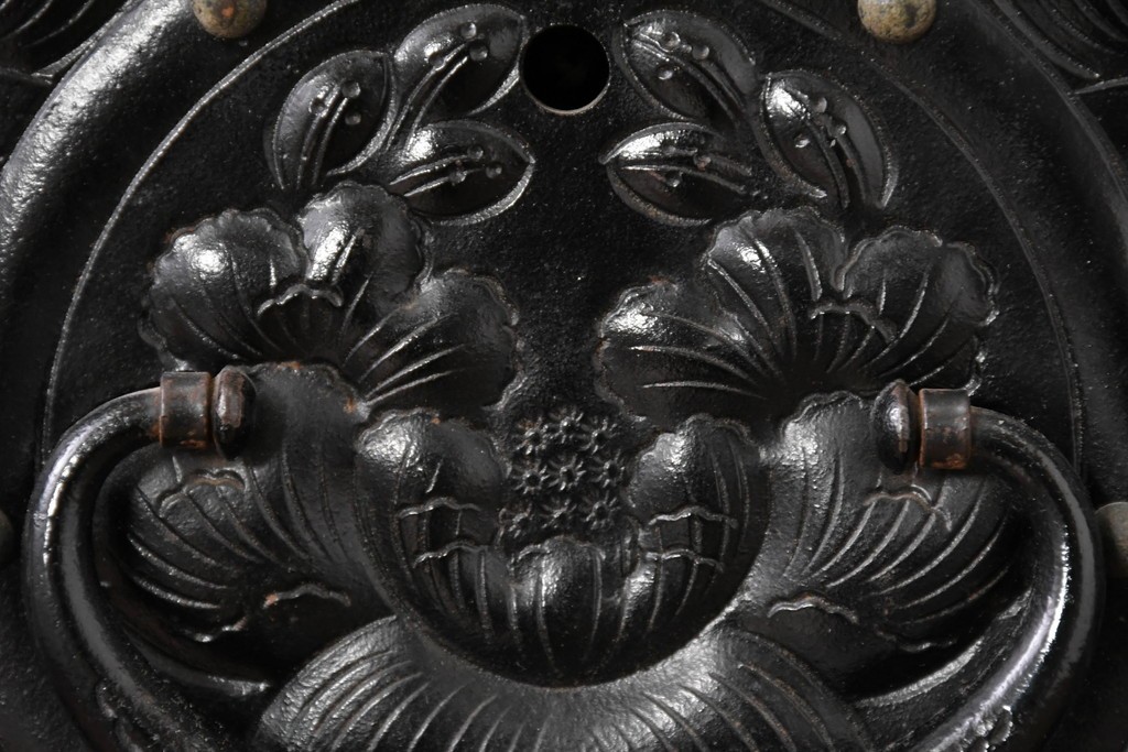 中古　岩谷堂箪笥　桜木作　伝統的な金具細工が映えるローチェスト　(R-086007)