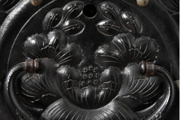 中古　岩谷堂箪笥　桜木作　伝統的な金具細工が映えるローチェスト　(R-086007)