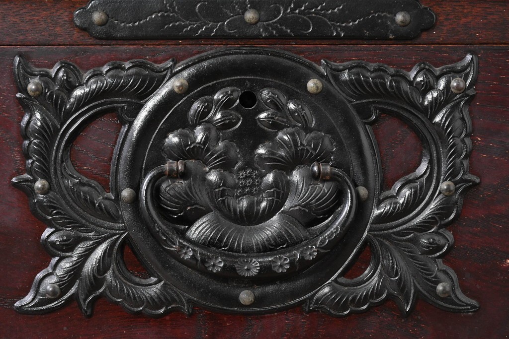 中古　岩谷堂箪笥　桜木作　伝統的な金具細工が映えるローチェスト　(R-086007)