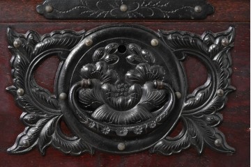 中古　岩谷堂箪笥　桜木作　伝統的な金具細工が映えるローチェスト　(R-086007)