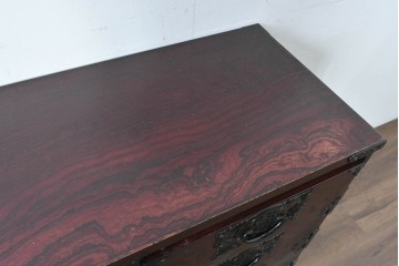 中古　岩谷堂箪笥　桜木作　伝統的な金具細工が映えるローチェスト　(R-086007)