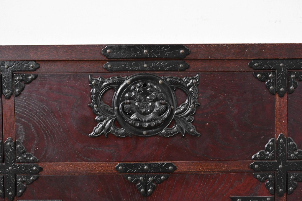 中古　岩谷堂箪笥　桜木作　伝統的な金具細工が映えるローチェスト　(R-086007)