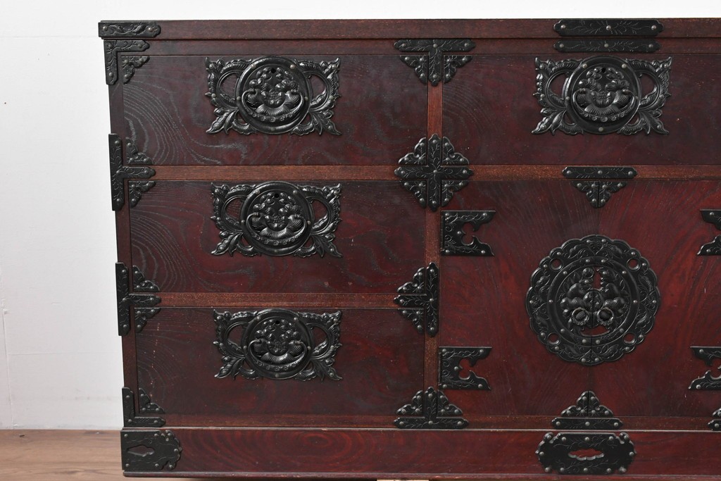 中古　岩谷堂箪笥　桜木作　伝統的な金具細工が映えるローチェスト　(R-086007)