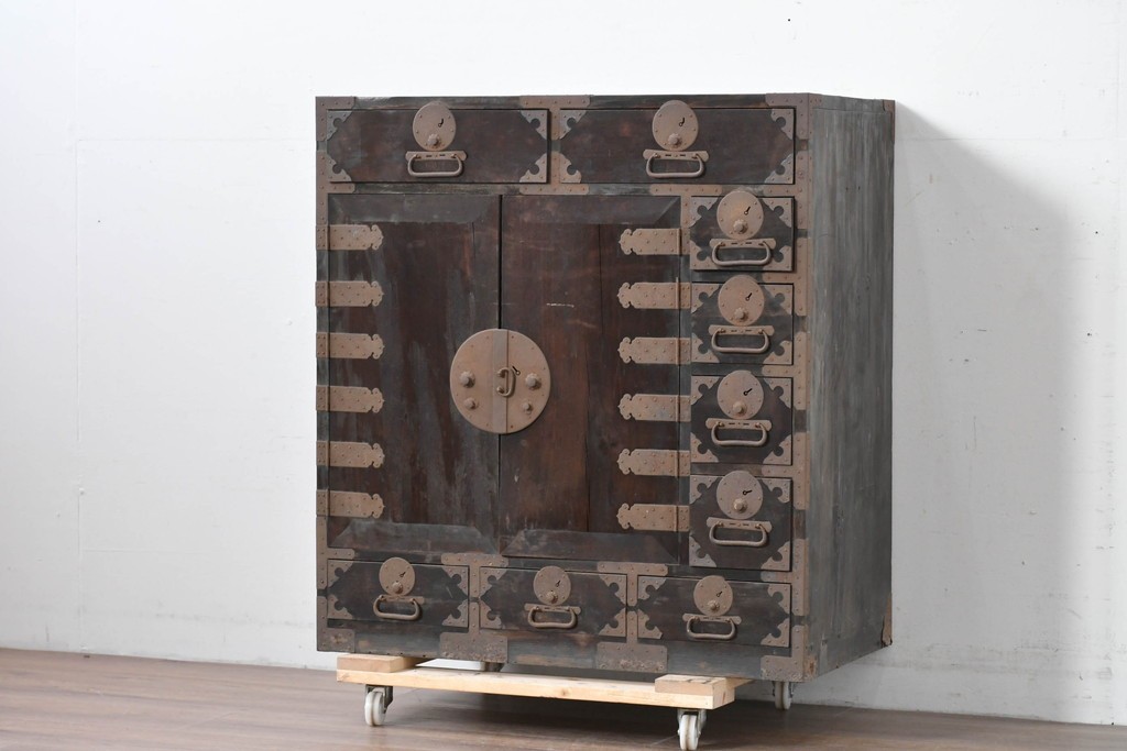 和製アンティーク　新潟産　重厚な金具が存在感を放つ観音扉付き帳場箪笥　(R-086008)