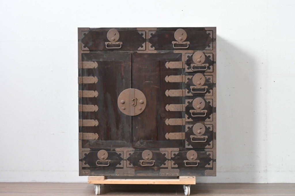 和製アンティーク　新潟産　重厚な金具が存在感を放つ観音扉付き帳場箪笥　(R-086008)