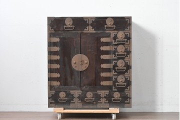 和製アンティーク　新潟産　重厚な金具が存在感を放つ観音扉付き帳場箪笥　(R-086008)