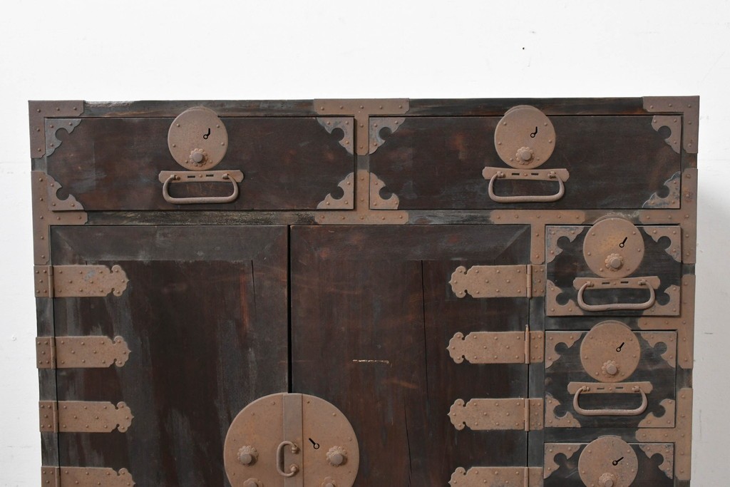 和製アンティーク　新潟産　重厚な金具が存在感を放つ観音扉付き帳場箪笥　(R-086008)