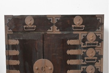 和製アンティーク　新潟産　重厚な金具が存在感を放つ観音扉付き帳場箪笥　(R-086008)