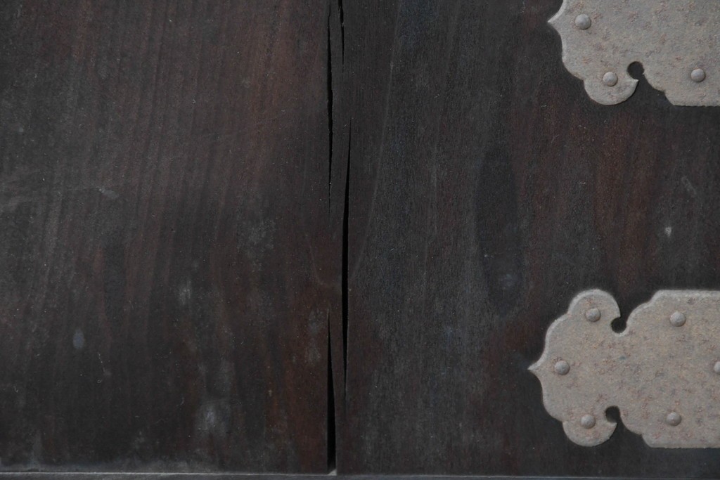 和製アンティーク　新潟産　重厚な金具が存在感を放つ観音扉付き帳場箪笥　(R-086008)